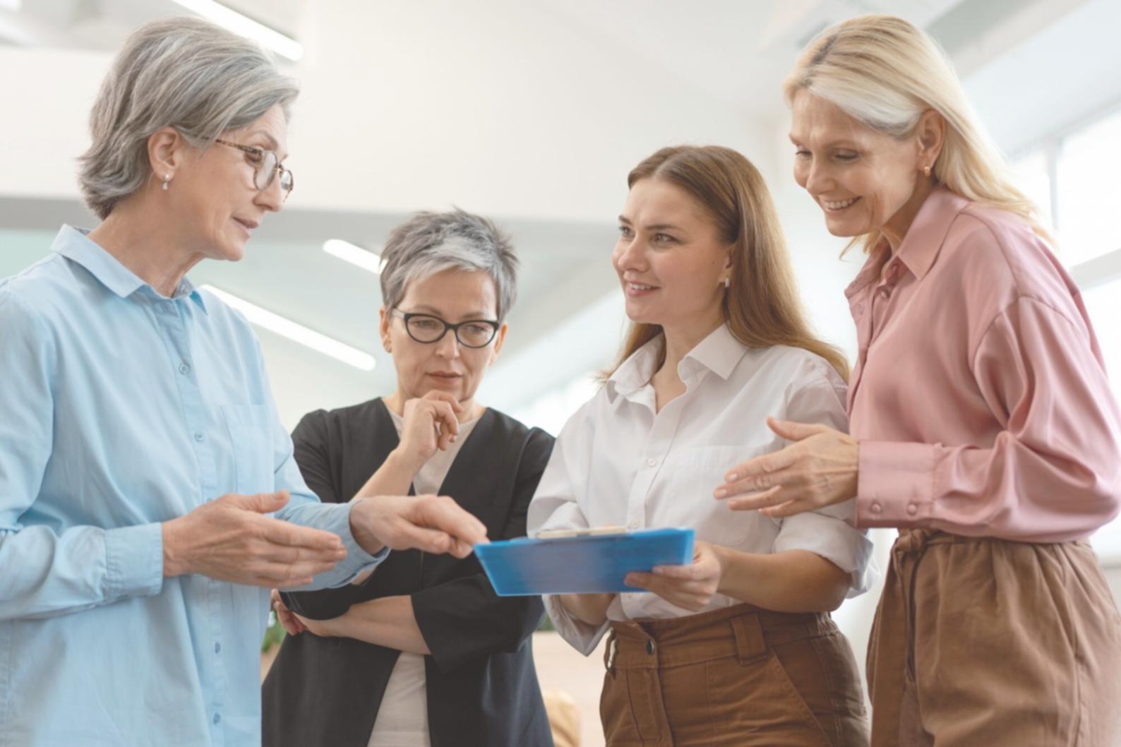 Estudiante revisando materiales de presupuesto a largo plazo en tablet