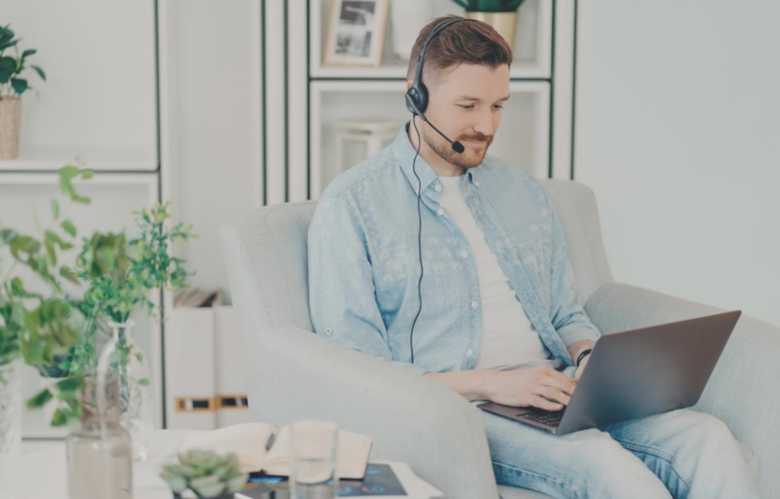 Sesión de planificación financiera personalizada con herramientas digitales