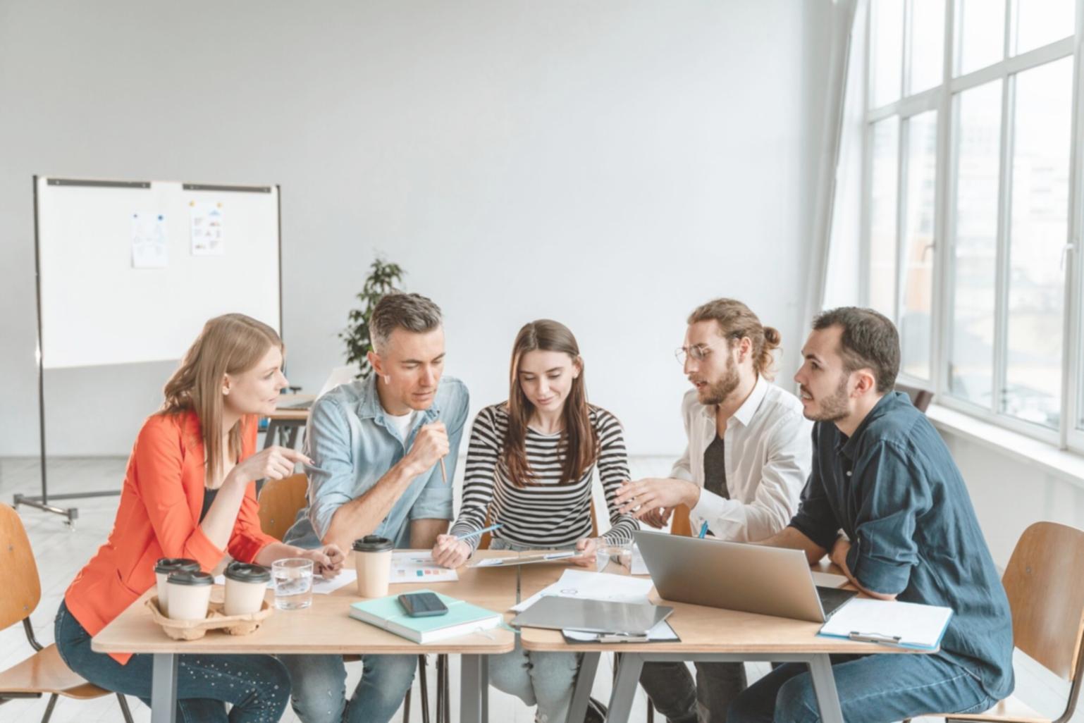 Equipo de zonarilvex trabajando en planificación financiera colaborativa